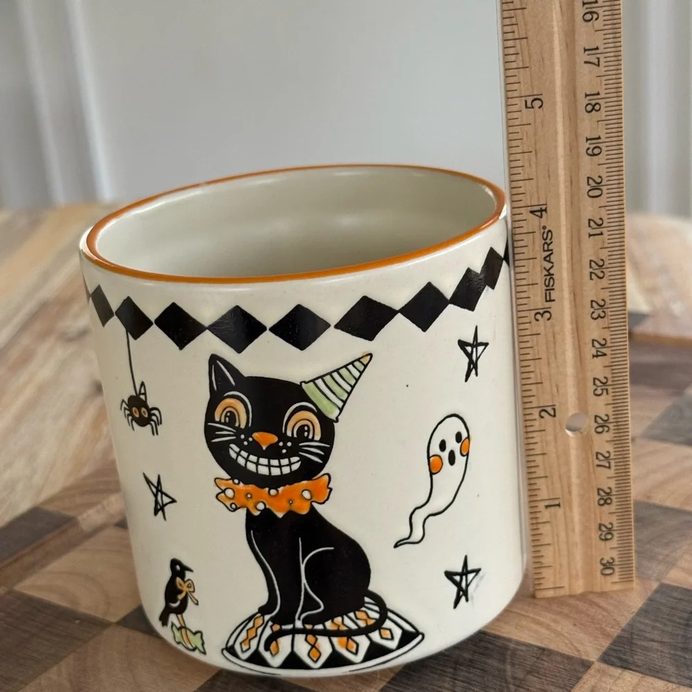 Eli and Ana Creep Show Crock Planter